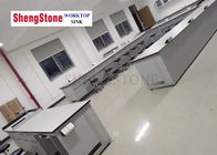 Άσπρο εποξικό φαινολικό TableTop πινάκων ρητίνης στο εργαστήριο σχολικής φυσικής